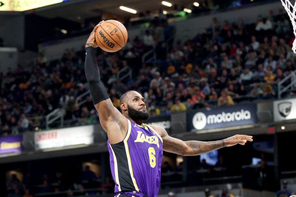 Lakers vs Pacers: Lebron James dunking.