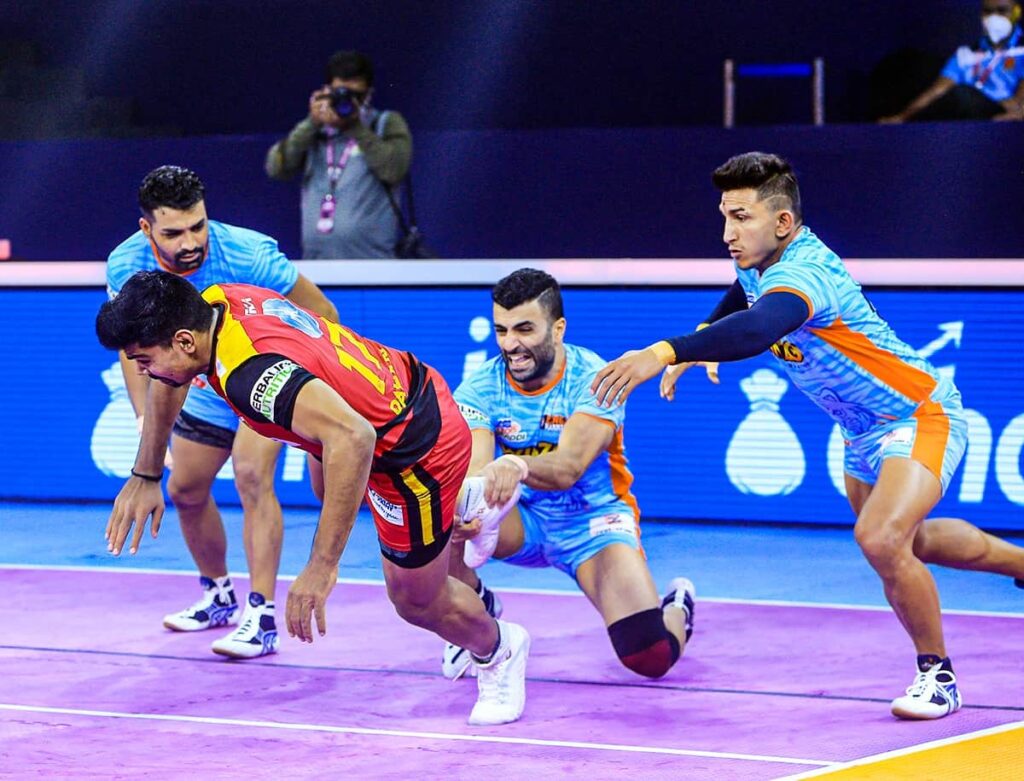 Pro Kabaddi 2021 highlights, PKL, Bengaluru: Pawan Kumar getting ankle hold by Nabibakhsh.