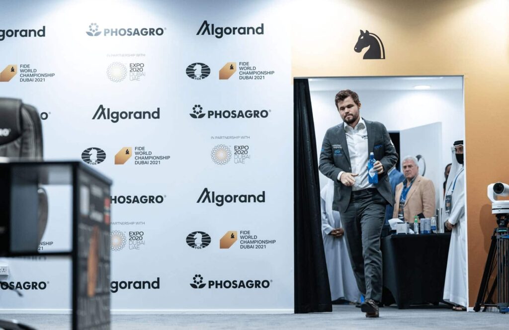 FIDE World Chess Championship 2021, Game 5: Magnus Carlsen.