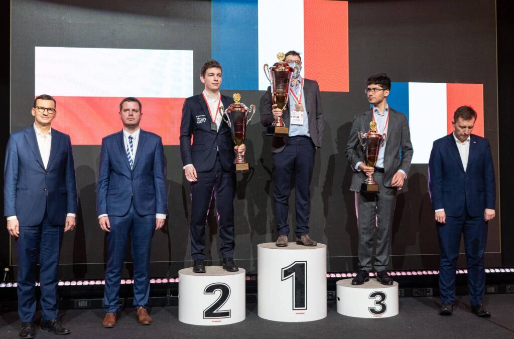 World Blitz Chess Championship 2021, Warshaw: trophy ceremony, MVL, Duda, and Firoujza.